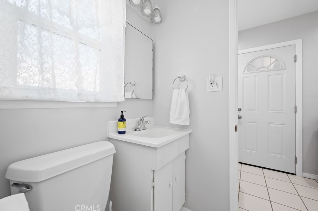 13846 Dunrobin Ave, Bellflower CA 90706-2420 exterior