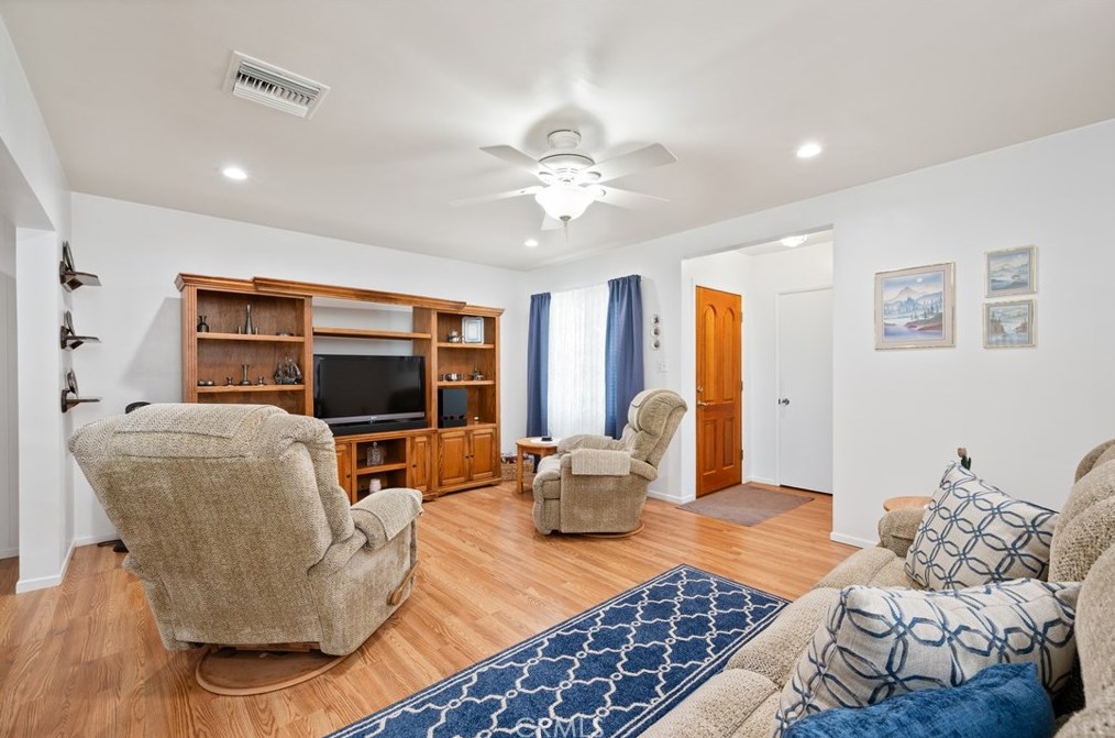 13846 Dunrobin Ave, Bellflower CA 90706-2420 exterior