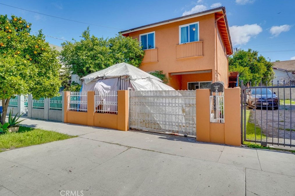 250 Mountain View Ave, Los Angeles, CA 90026-5327