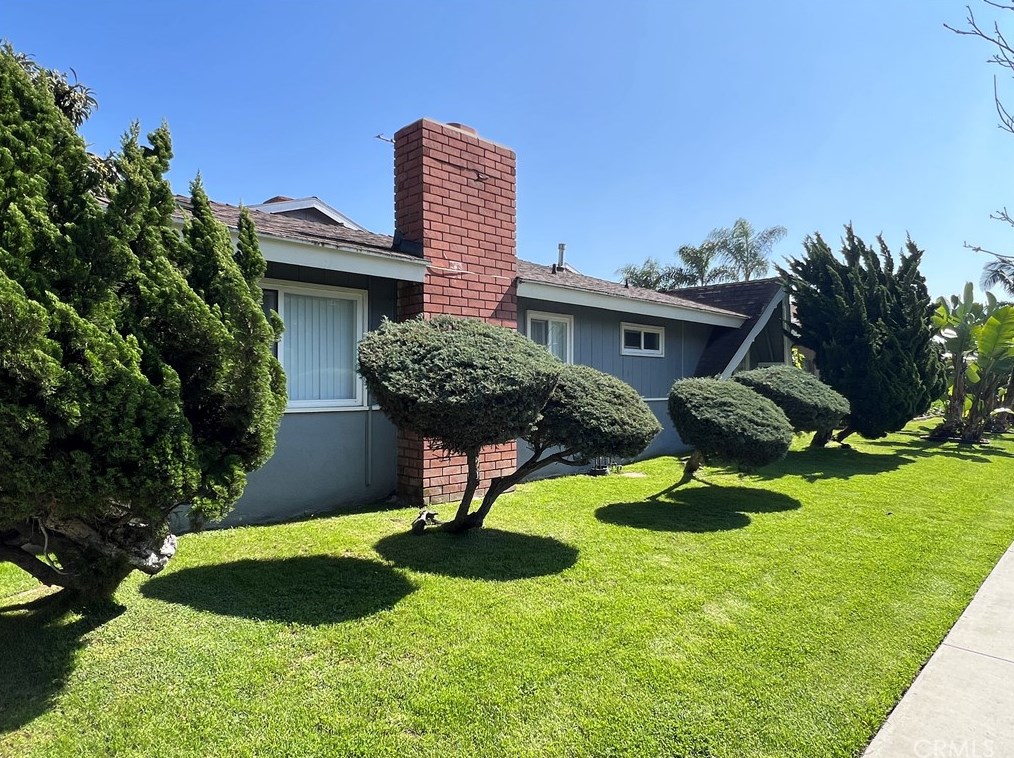 17082 Emerald Ln, Huntington Beach, CA 92647-5786
