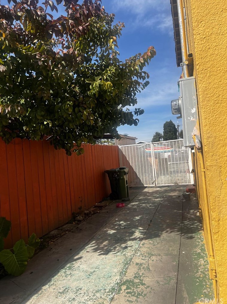 340 83rd St, Los Angeles CA  90003-3002 exterior