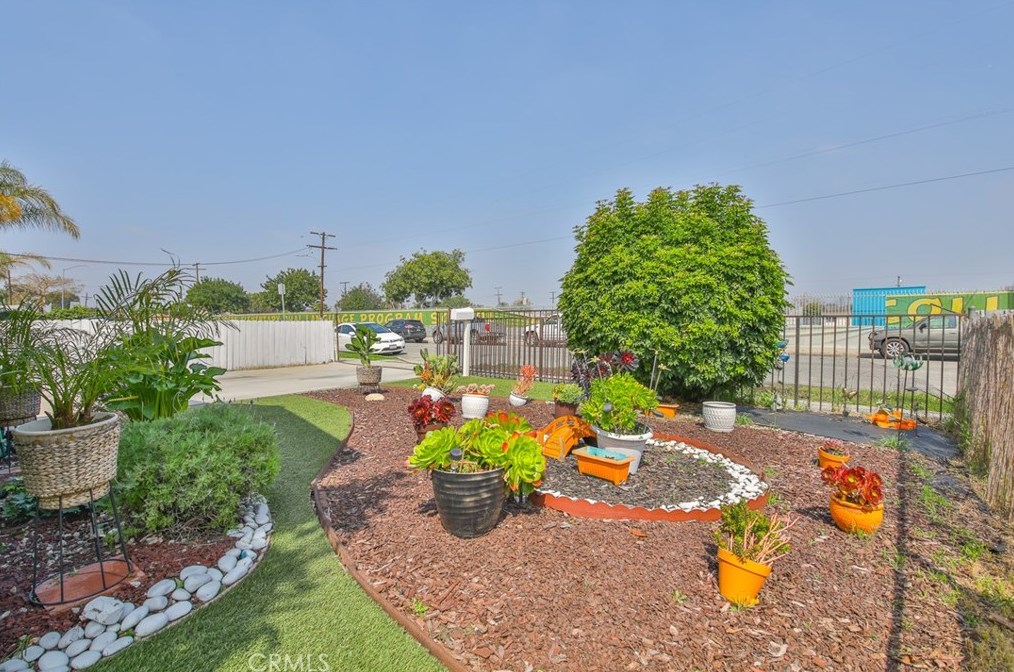 328 122nd St, Los Angeles, CA 90061-2806