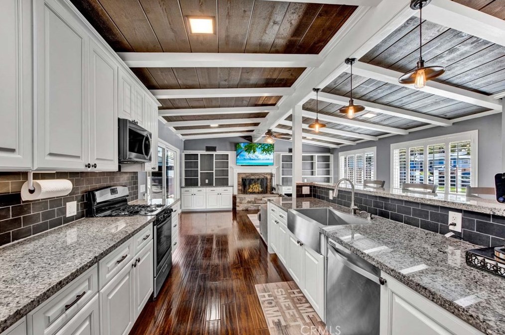 8187 Sherwood Pl, Riverside CA  92504-3439 exterior