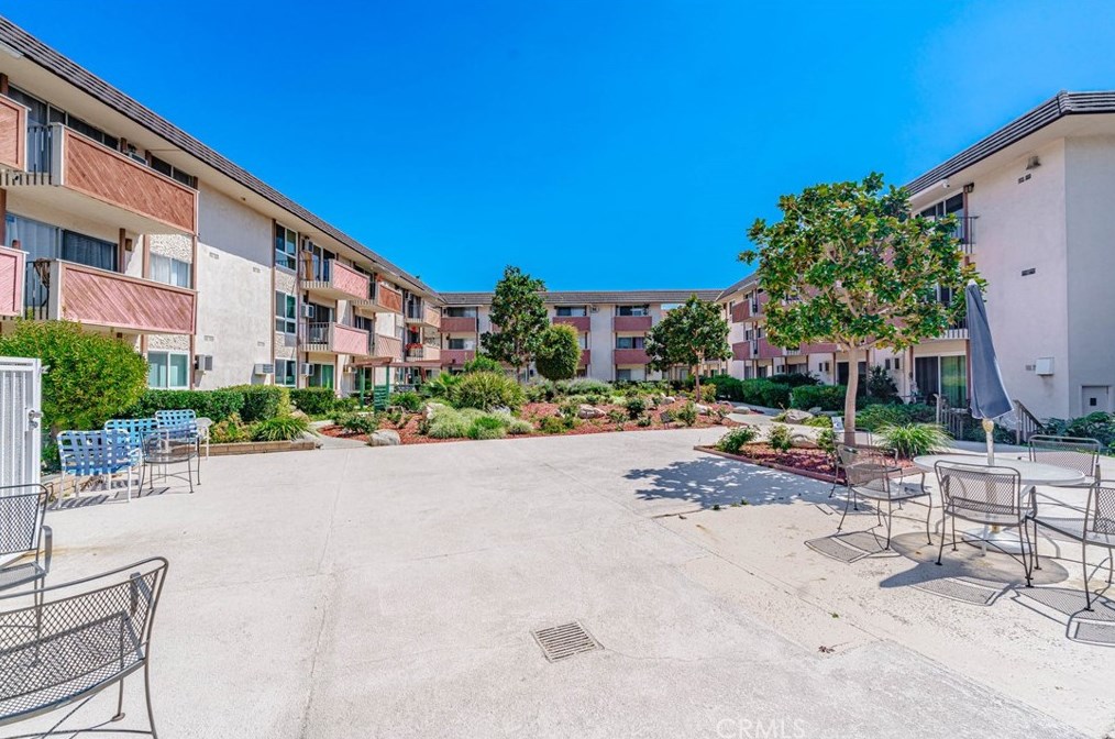 5585 Pacific Coast Hwy, Long Beach CA  90804-4426 exterior