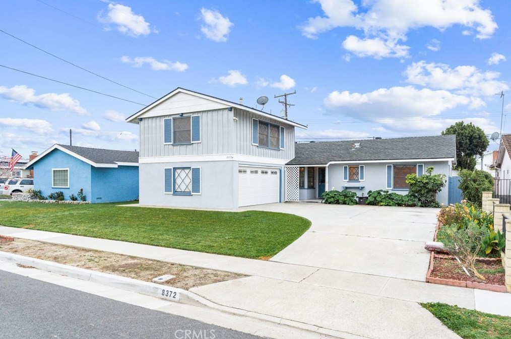 8372 Bryant Dr, Huntington Beach, CA 92647-4904