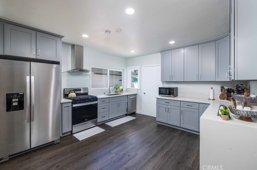 2314 Bristol St, Santa Ana CA  92704-5721 exterior