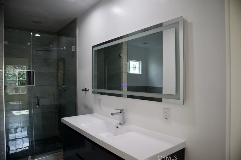 10304 Gramercy Pl, Los Angeles CA  90047-4129 exterior
