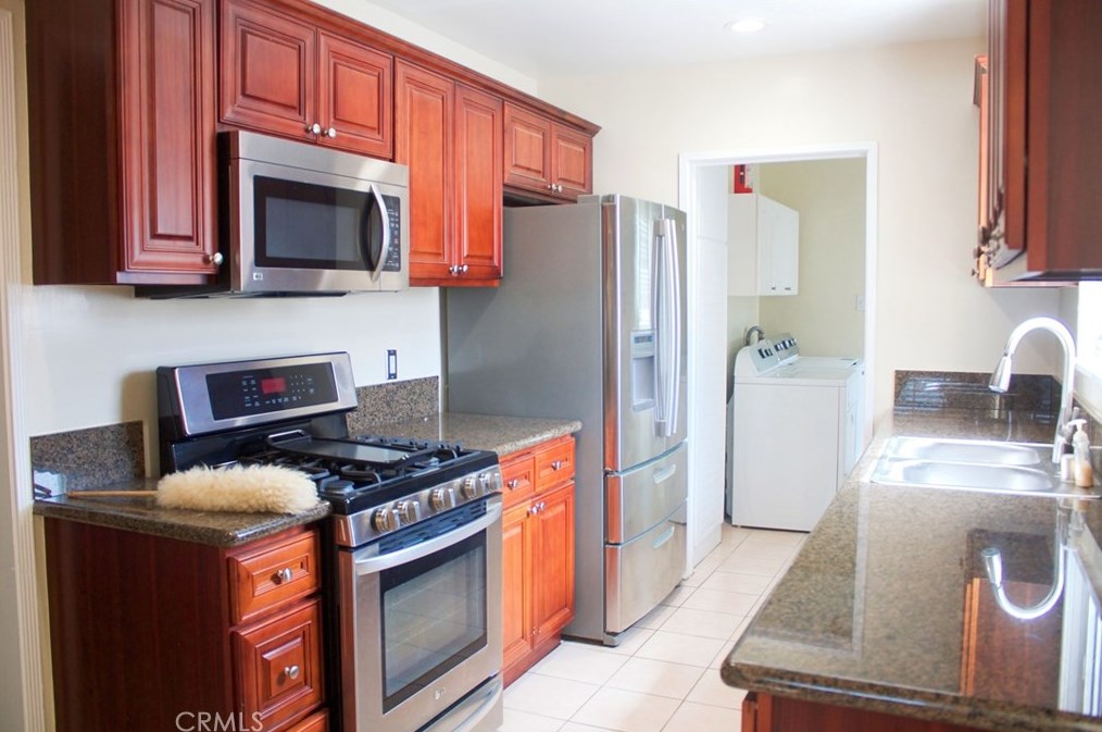 10304 Gramercy Pl, Los Angeles CA  90047-4129 exterior