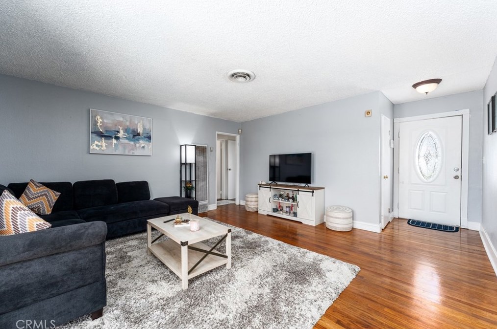 6687 Lessie Ln, Riverside CA  92503-1232 exterior