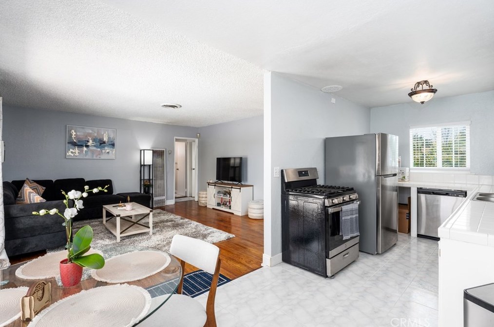 6687 Lessie Ln, Riverside CA  92503-1232 exterior