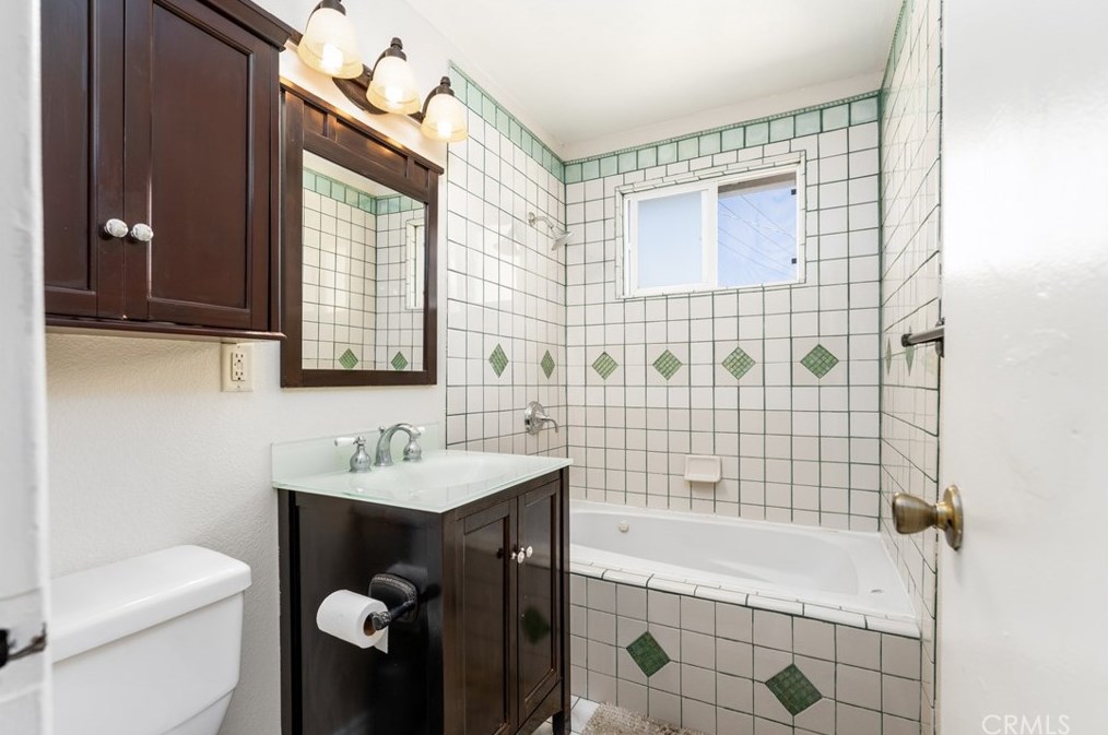 6687 Lessie Ln, Riverside CA  92503-1232 exterior