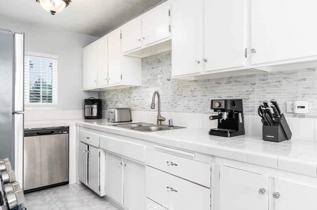 6687 Lessie Ln, Riverside CA  92503-1232 exterior