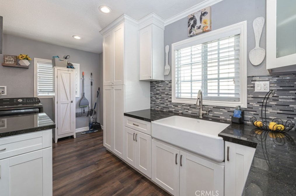 327 76th St, Los Angeles CA  90003-2321 exterior