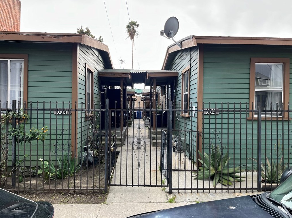 654 24th St, Los Angeles, CA 90011-1765
