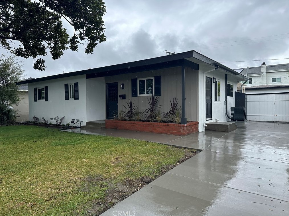 2216 Senasac Ave, Long Beach, CA 90815-3356