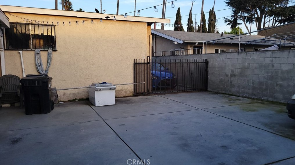 7017 Miramonte Blvd, Los Angeles, CA 90001-2513
