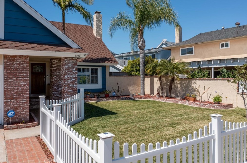 8201 Santa Margarita Ln, Buena Park CA  90623-2218 exterior