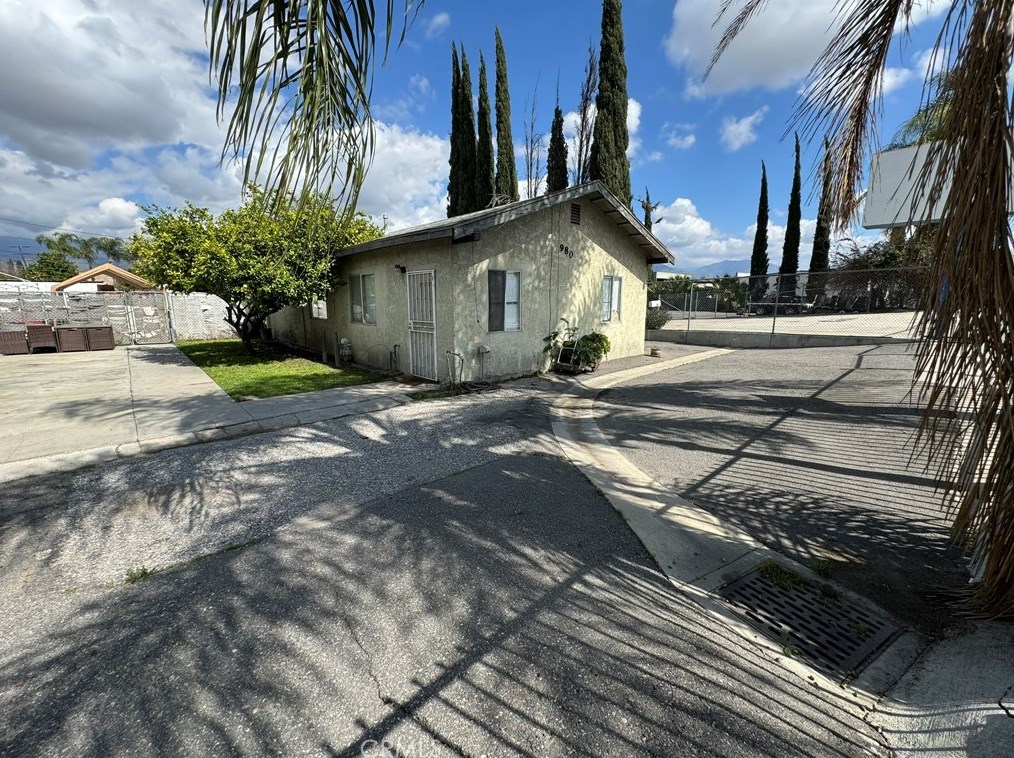 980 Base Line St, San Bernardino CA  92410-3917 exterior