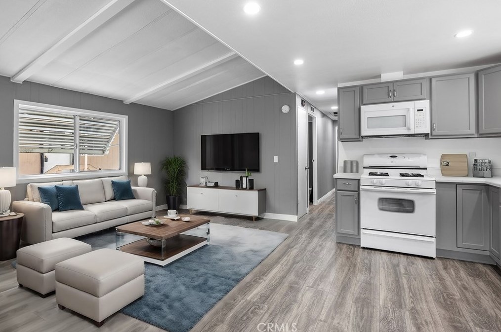 10001 W Frontage Rd #225, South Gate, CA 92080
