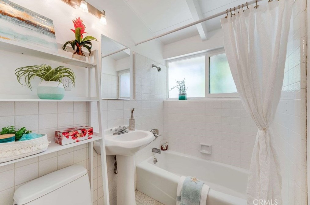 3146 Lees Ave, Long Beach CA  90808-4217 exterior