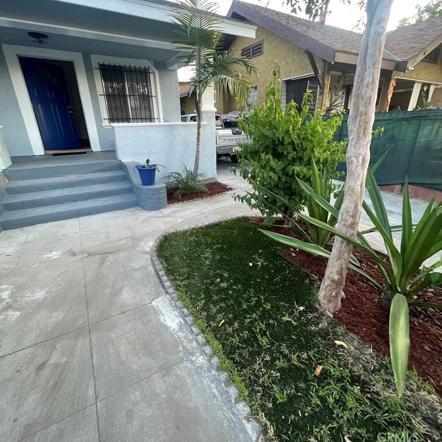 876 35th St, Los Angeles CA  90011-2804 exterior