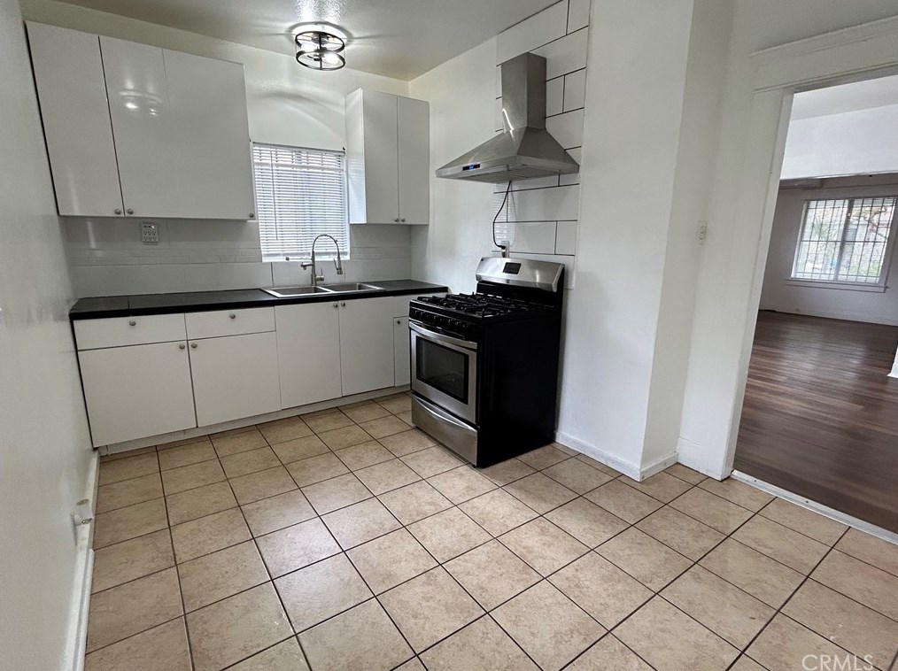 876 35th St, Los Angeles CA  90011-2804 exterior