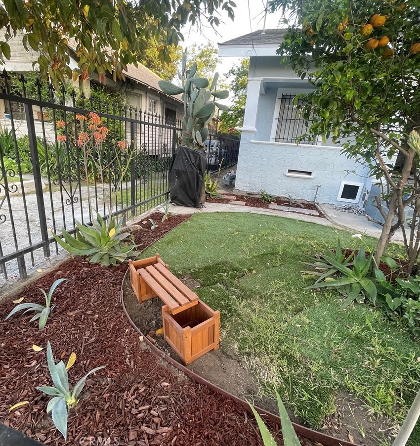 876 35th St, Los Angeles CA  90011-2804 exterior