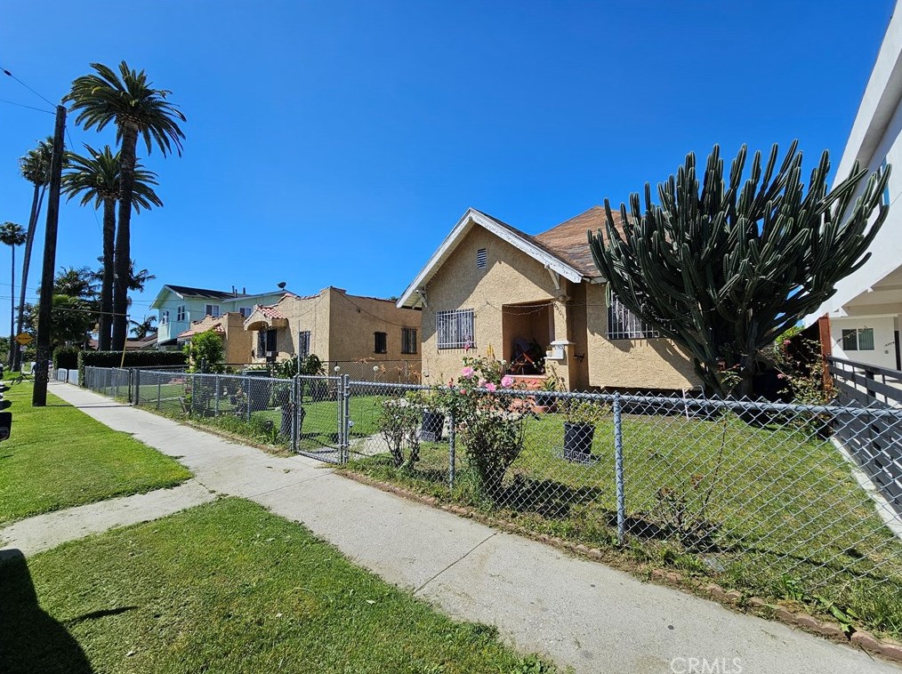 6401 Converse Ave, Los Angeles, CA 90001-1719