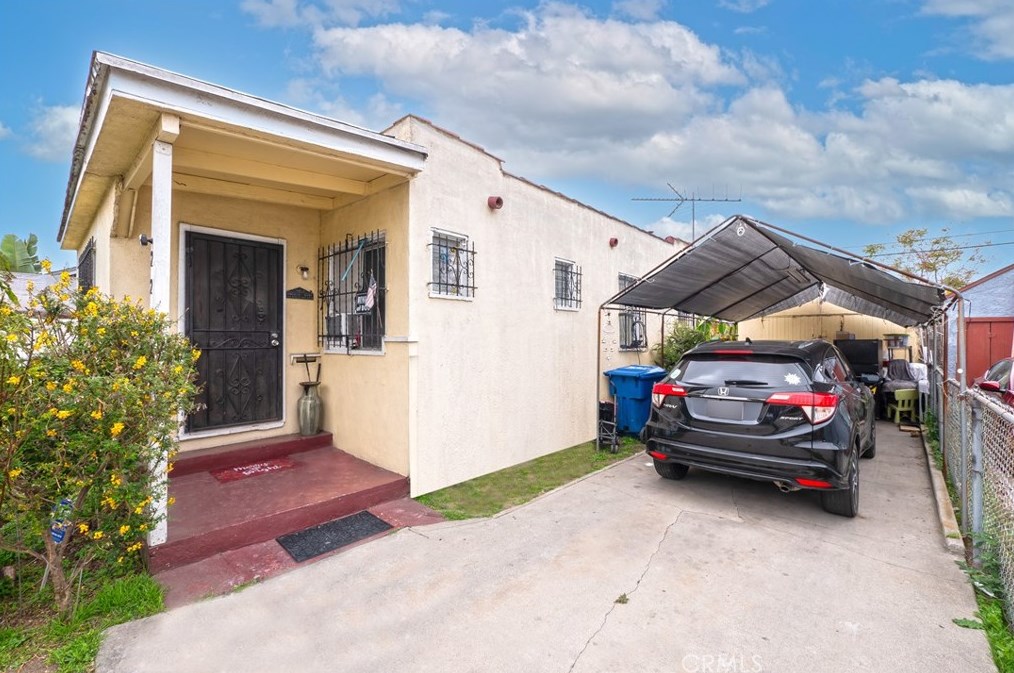 220 98th St, Los Angeles, CA 90003-4208