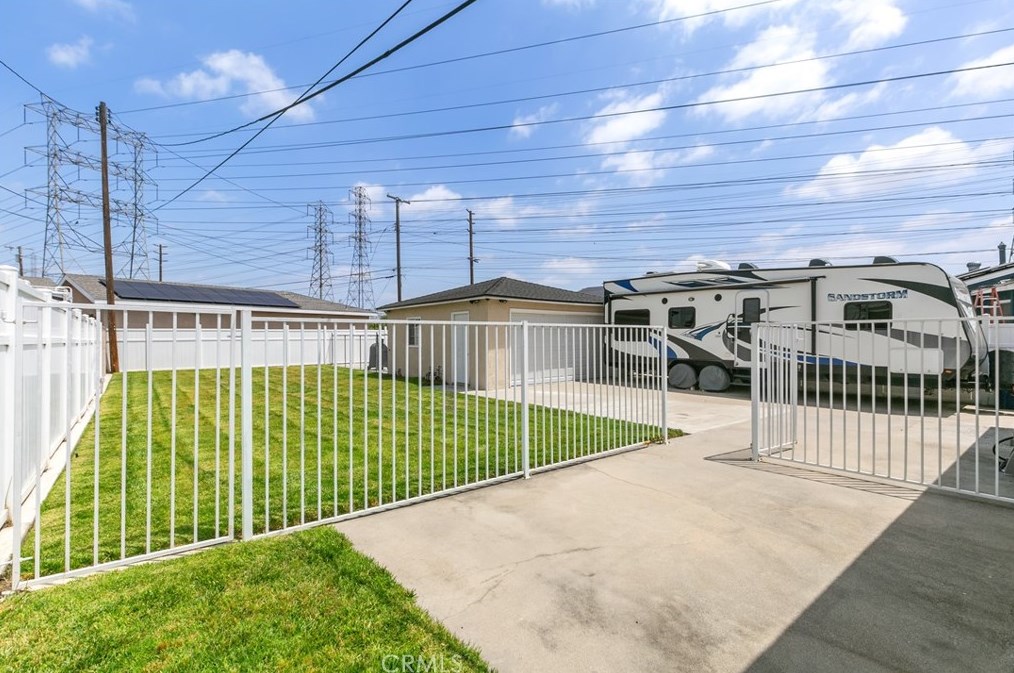 5737 Rocket St, Lakewood CA  90713-1077 exterior