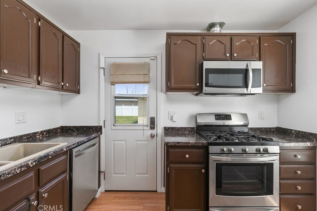 5737 Rocket St, Lakewood CA  90713-1077 exterior