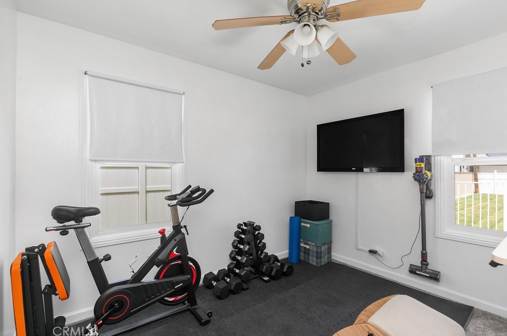 5737 Rocket St, Lakewood CA  90713-1077 exterior