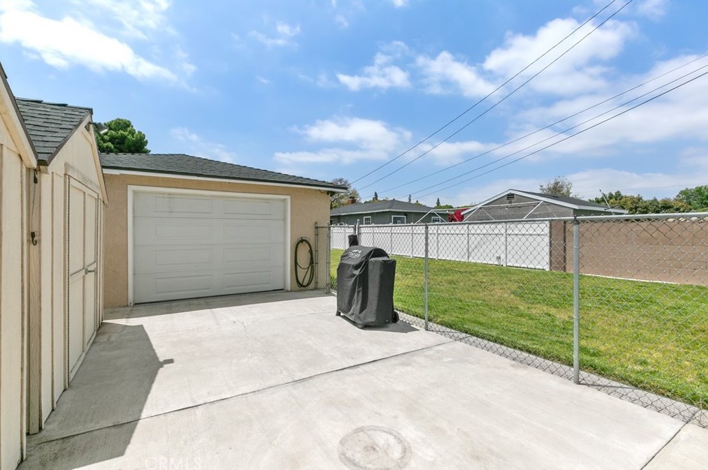 5737 Rocket St, Lakewood CA  90713-1077 exterior
