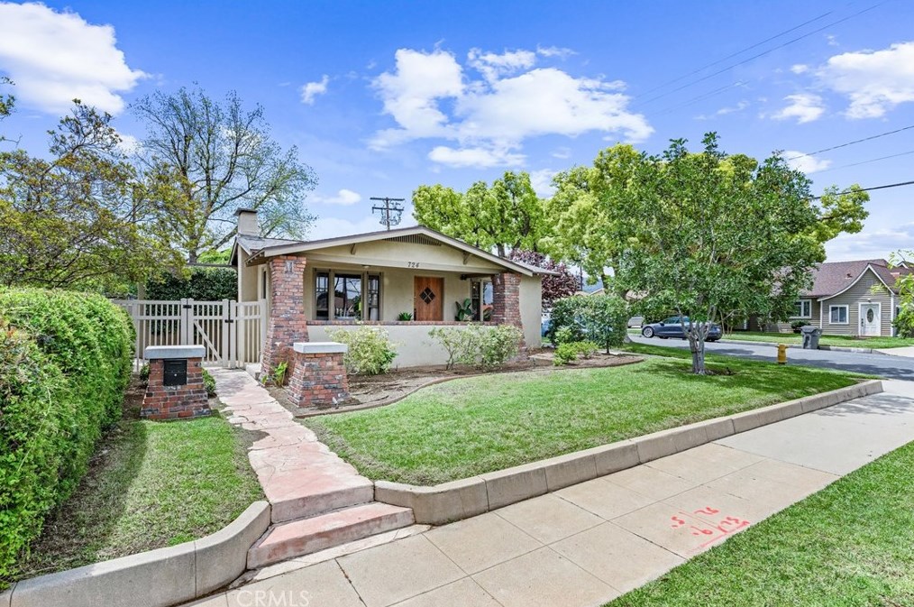 724 W 11th St, Corona, CA 92882