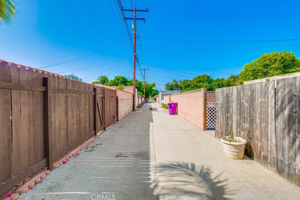 3565 Lemon Ave, Long Beach CA  90807-4747 exterior