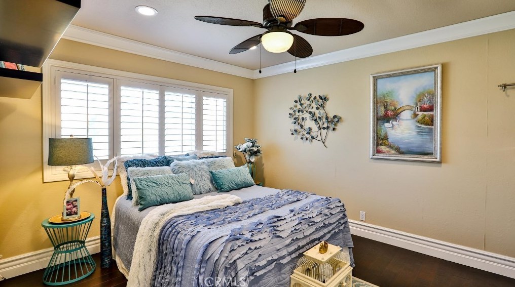 6671 Crista Palma Dr, Huntington Beach CA  92647-6665 exterior
