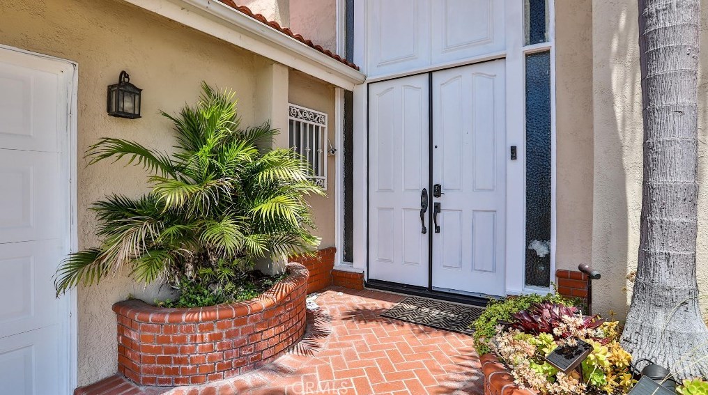 6671 Crista Palma Dr, Huntington Beach CA  92647-6665 exterior