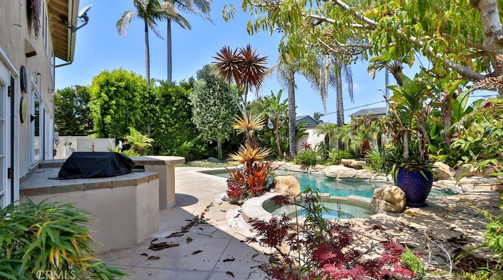 6671 Crista Palma Dr, Huntington Beach CA  92647-6665 exterior