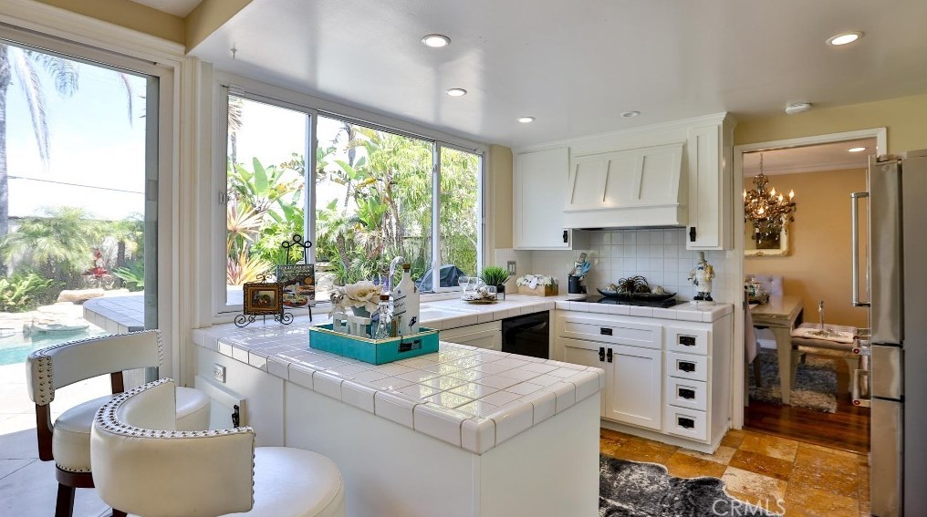 6671 Crista Palma Dr, Huntington Beach CA  92647-6665 exterior