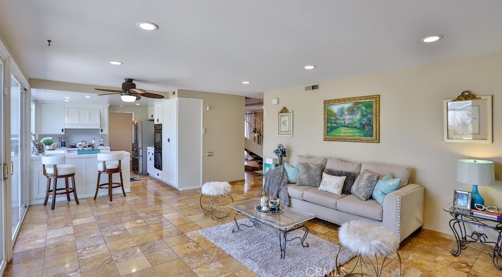 6671 Crista Palma Dr, Huntington Beach CA  92647-6665 exterior