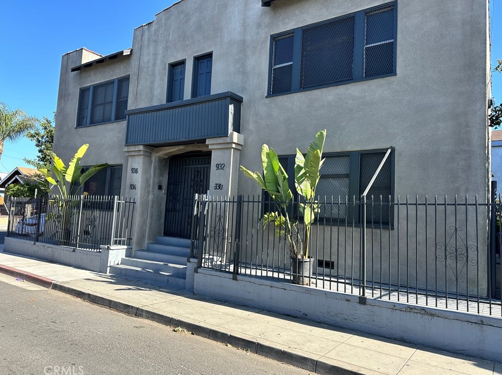930 11th St, Long Beach CA  90813-3577 exterior