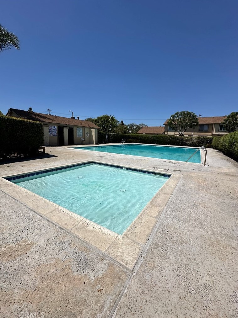 2911 Bradford Pl, Santa Ana CA  92707-4040 exterior