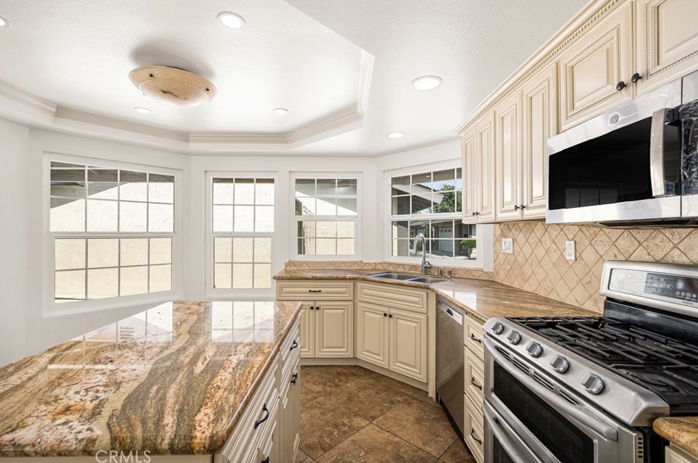 2100 Wellington Ave, Santa Ana CA 92701-3183 exterior