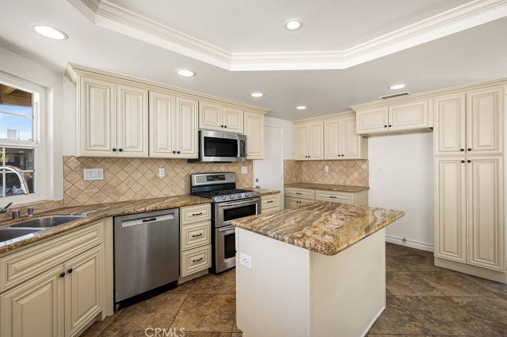 2100 Wellington Ave, Santa Ana CA 92701-3183 exterior