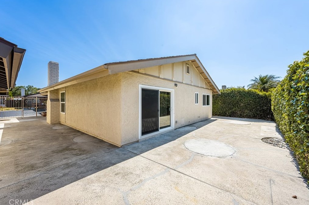 2100 Wellington Ave, Santa Ana CA 92701-3183 exterior