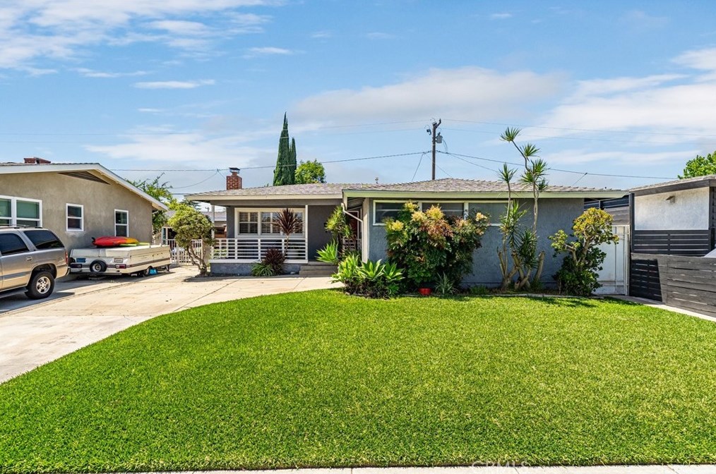2719 Nipomo Ave, Long Beach, CA 90815-1543
