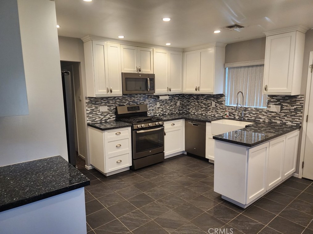 6140 Patricia Dr, Riverside, CA 92509-0833