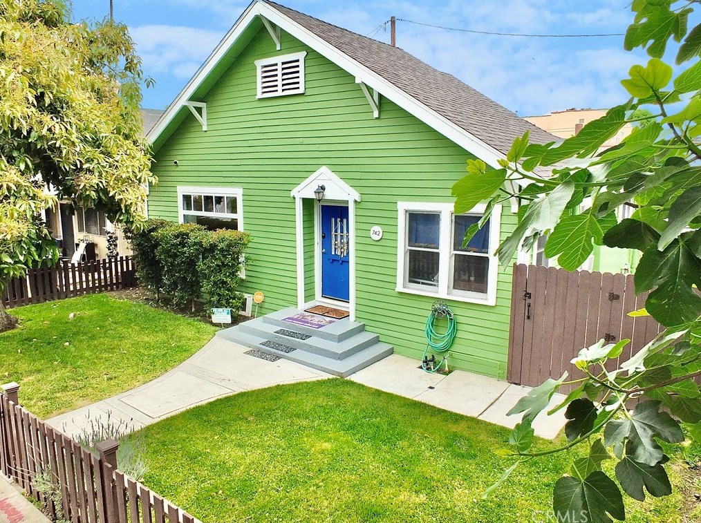 742 Toledo Walk, Long Beach CA  90813-4915 exterior