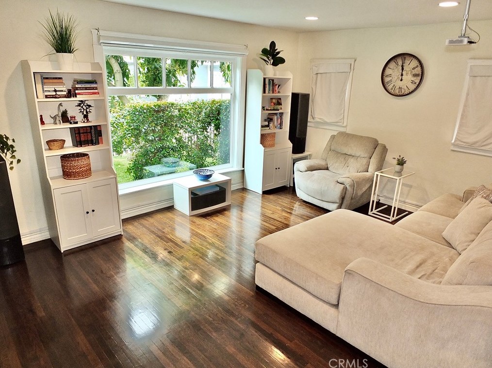 742 Toledo Walk, Long Beach, CA 90813-4915