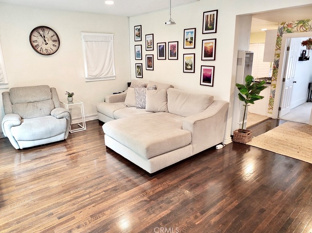 742 Toledo Walk, Long Beach CA  90813-4915 exterior